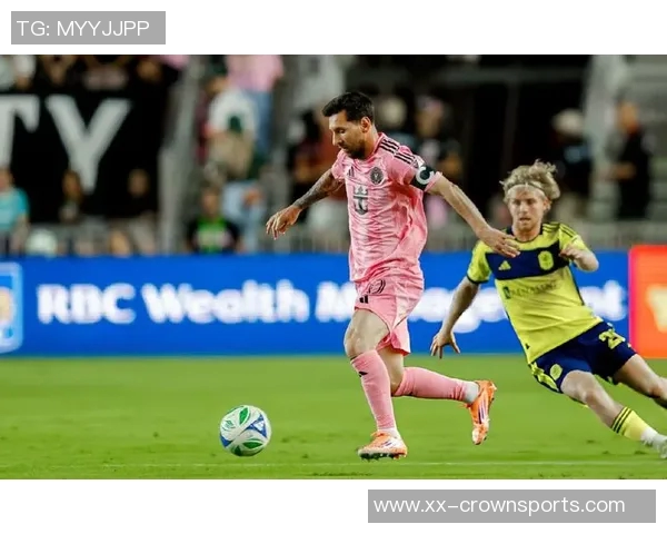 单届季后赛打入9球阿连德捧杯瞬间成为迈阿密国际新星